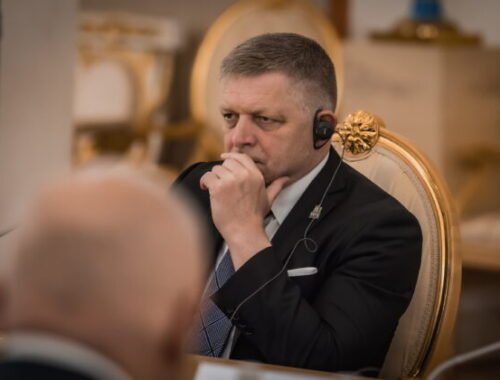 Fico rozoslal list, v ktorom vyzýva na koniec nedeľných diskusií. Smer sa ich prestane zúčastňovať – VIDEO