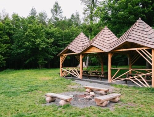 Americká lúka v bratislavskom lesoparku má nové grilovacie altánky, stoly aj lavice – FOTO