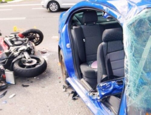 Osobné auto nedalo prednosť motocyklu, nehoda si vyžiadala ťažko zranených – FOTO