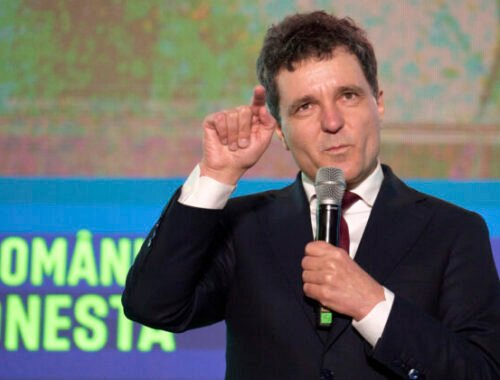 Falošné vysvedčenie aj útoky na rodinu. Proeurópsky rumunský prezidentský kandidát čelí tvrdej dezinformačnej kampani