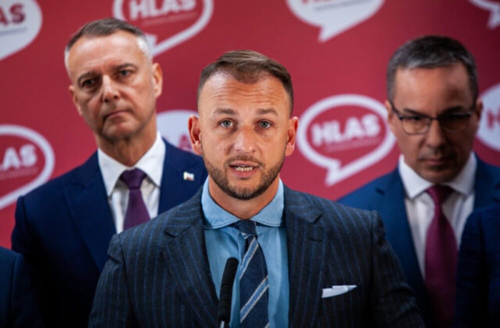 Hlas by vo voľbách výrazne oslabil, do prvej trojky sa v prieskume dostala Republika