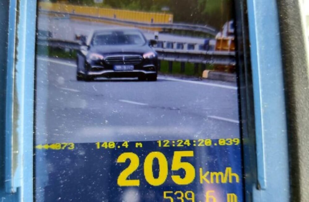 Vodičovi z Nemecka namerali policajti na diaľnici rýchlosť 205 kilometrov za hodinu – FOTO