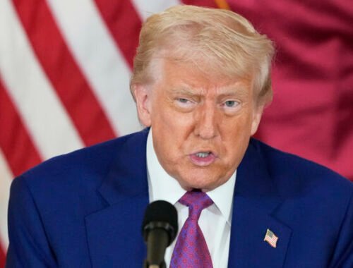 Trump obhajuje svoj zákaz pre zahraničných študentov na Harvard, univerzitu kritizuje za utajovanie