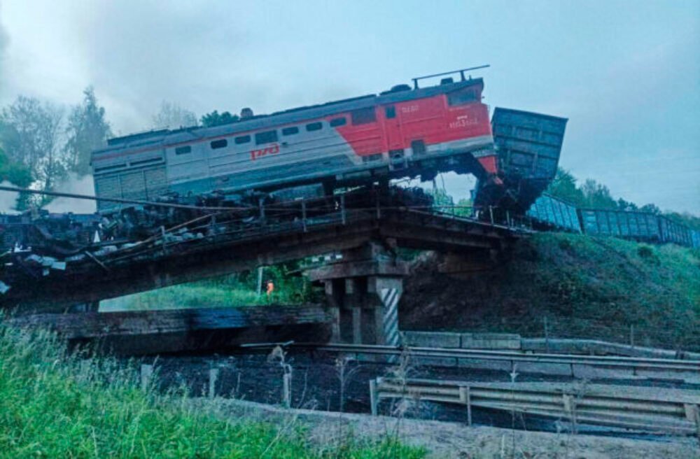 Na západe Ruska sa po zrútení mosta na železničnú trať vykoľajil vlak, najmenej sedem ľudí je mŕtvych – FOTO