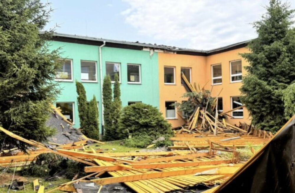 Silný vietor poškodil strechu na základnej škole v Michalovciach, vyhlásili mimoriadnu situáciu