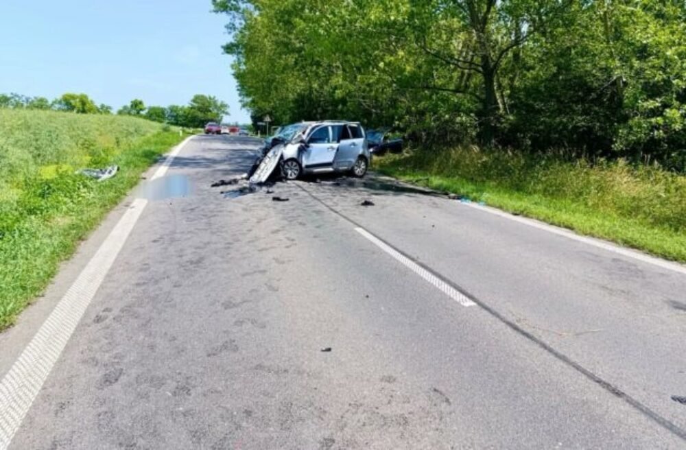 Vodič Mercedesu unikal pred políciou. Čelne narazil do auta, v ktorom zahynuli dvaja ľudia – FOTO