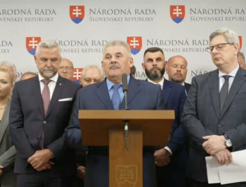 Hlasovanie o ústave sa má presunúť na september, tri poslanecké kluby žiadajú viac času – VIDEO