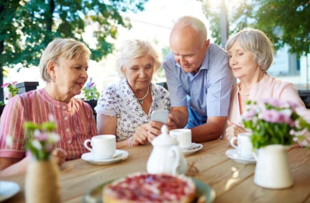 51304_freepic-modern-seniors-with-smartphone-s-640x420.jpg Únia miest Slovenska podporuje aktívne starnutie seniorov