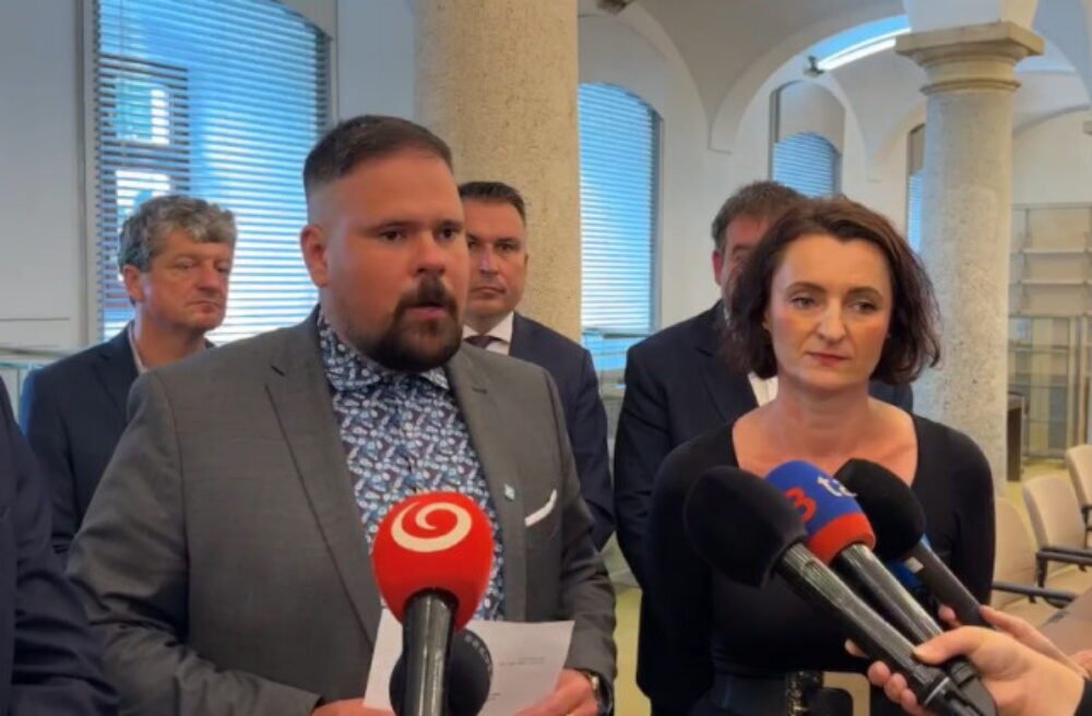 Hlasu-SD podľa progresívcov vyhovuje zmrazenie peňazí pre samosprávy, koaliční poslanci na výbor opäť neprišli – VIDEO