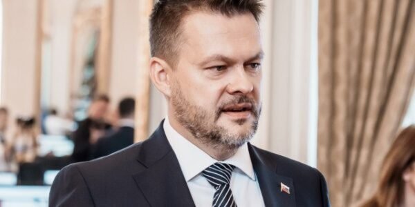 Migaľ ustál odvolávanie, no podporilo ho len 46 koaličných poslancov, hovorí o politikárčení