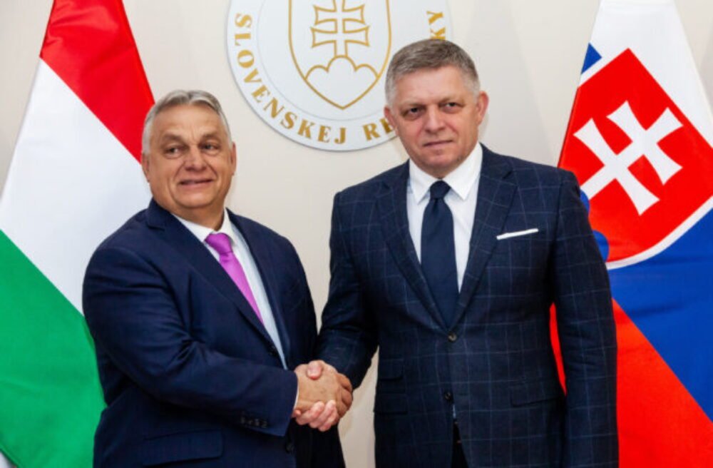 Demokrati obviňujú Fica z prihrávania biznisu Křetinskému a Orbánovi na úkor občanov