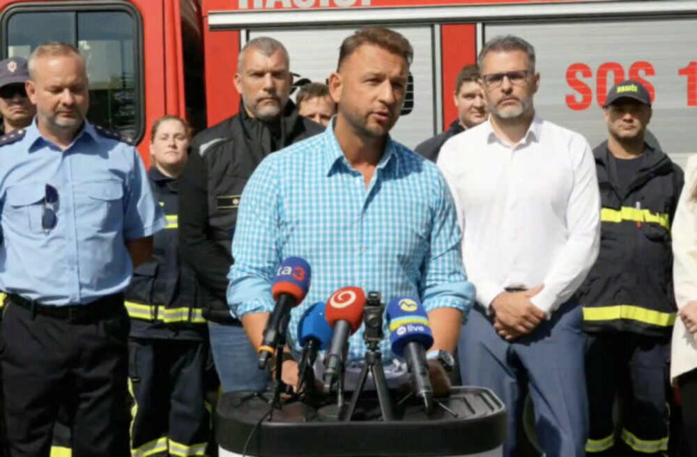 51512_sni-mka-obrazovky-2025-07-19-o-10.38.50-640x420.jpg Šutaj Eštok odmieta kritiku opozície. Po veternej smršti štát konal okamžite, pomoc už dostalo 190 domácností – VIDEO