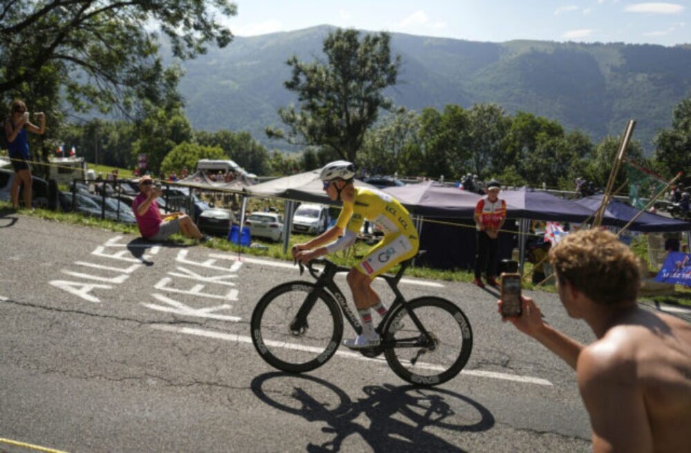 51530_aptopix_cycling_tour_de_france_92164-640x420.jpg Pogačar navýšil náskok na Tour de France dominantným víťazstvom v časovke, súperov prekvapil klasickým bicyklom