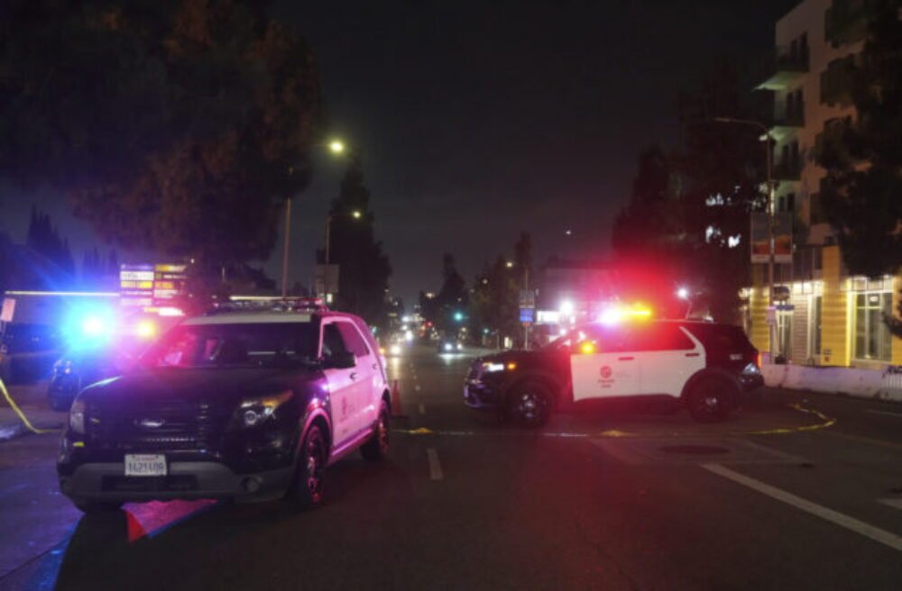 Tragédia v Los Angeles. Muž úmyselne narazil autom do ľudí pred klubom, siedmi sú v kritickom stave – FOTO