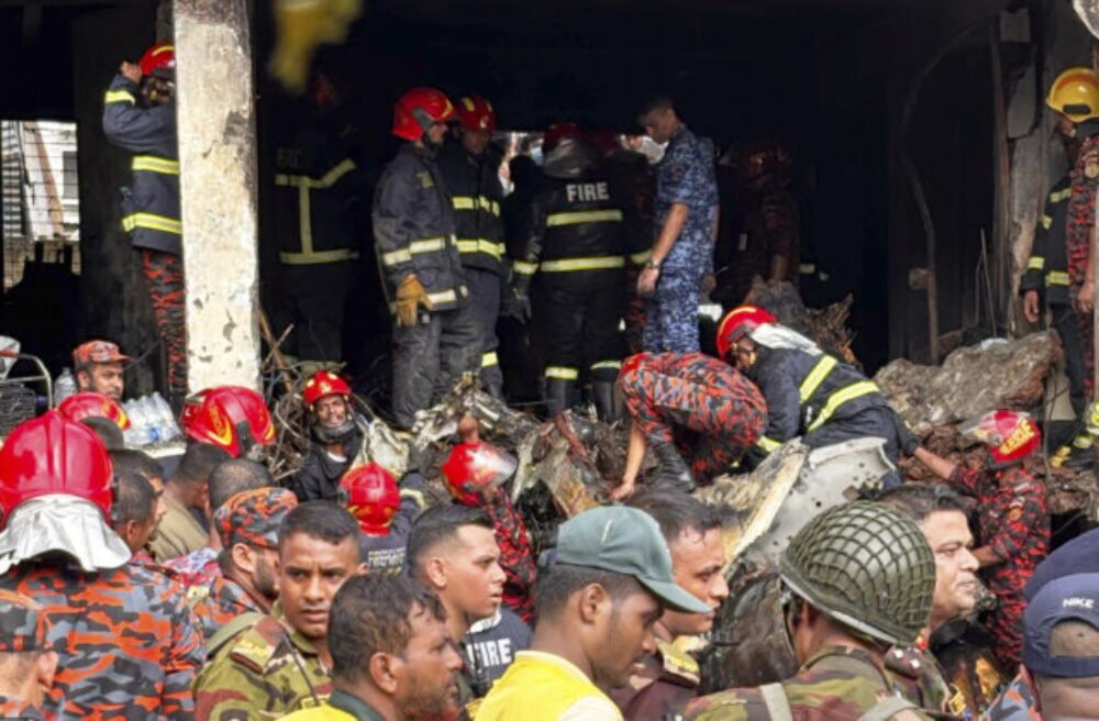 Na areál vysokej školy v Bangladéši spadlo vojenské lietadlo, zomrelo najmenej 16 ľudí