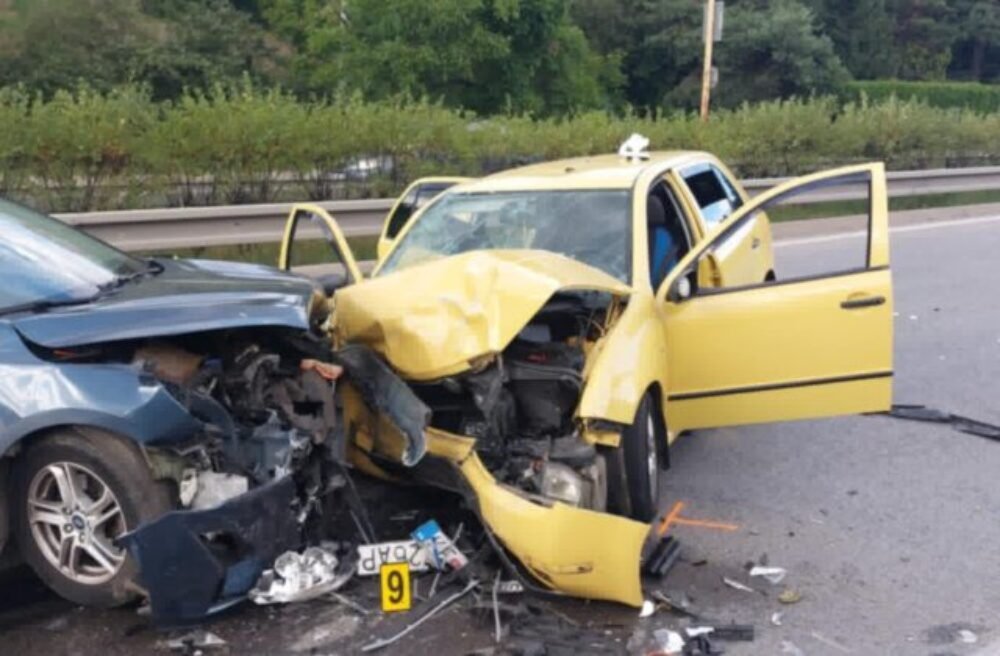 V Košiciach sa pri zrážke dvoch osobných áut zranilo šesť osôb, medzi nimi bolo aj dieťa – FOTO