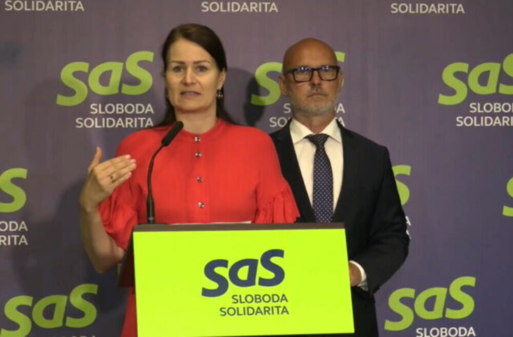 Bajo Holečková kritizuje ministerstvo vnútra za nákup reklamných predmetov, hovorí o ministrovom PR za štátne peniaze – VIDEO