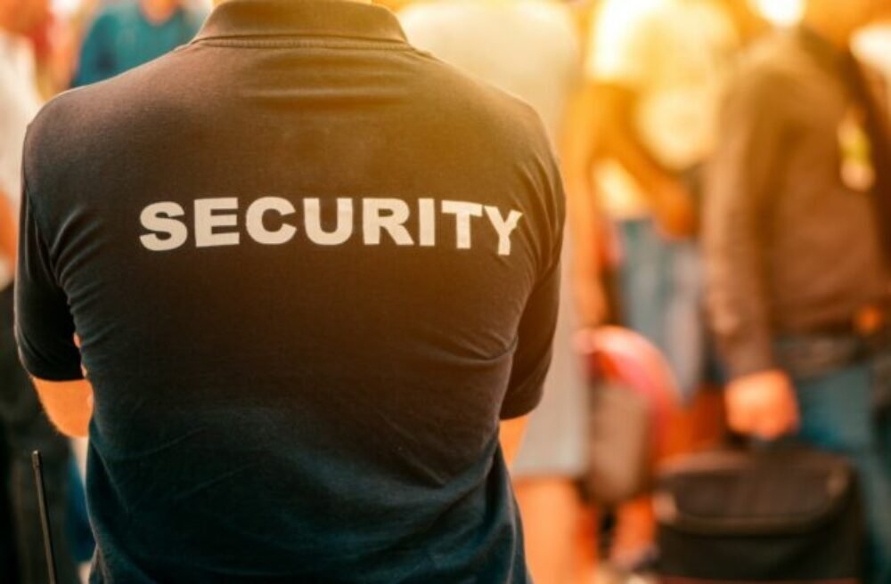 Muž napadol v bratislavskom nákupnom centre strážnika, výtržník mal pri sebe drogy