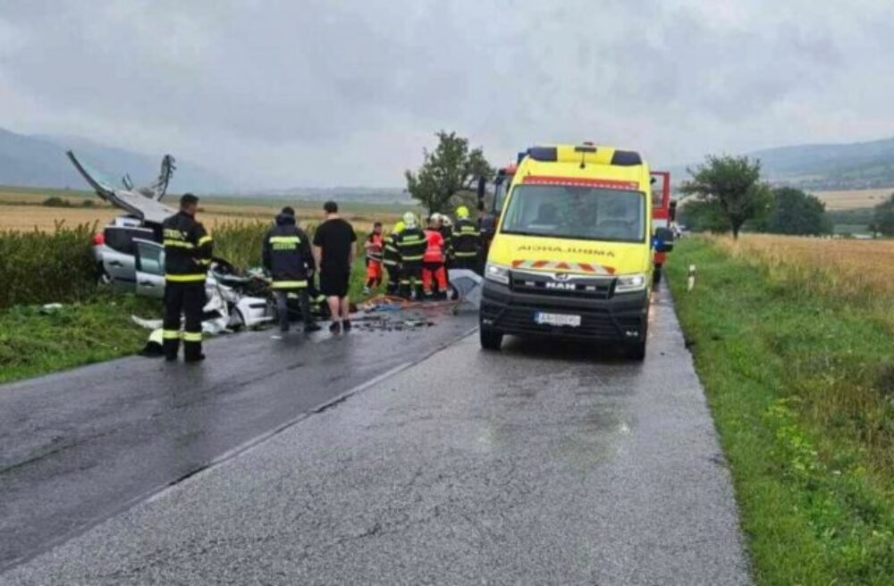 Čelná zrážka dvoch áut si vyžiadala jednu obeť, nehodu neprežila 52-ročná žena