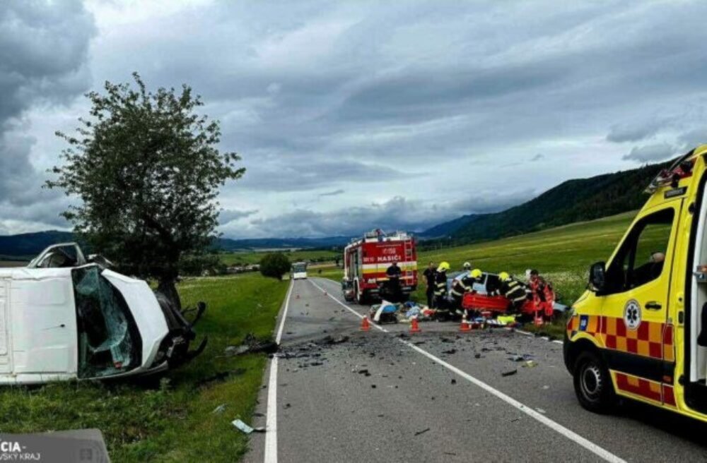 Vážna dopravná nehoda úplne uzavrela cestu medzi Hôrkou a Spišským Štiavnikom. Dvaja ľudia sú ťažko zranení – FOTO