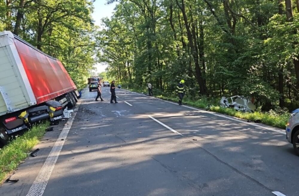 Tragickú nehodu na Záhorí neprežil 34-ročný vodič dodávky, osudnou sa mu stala zrážka s kamiónom – FOTO