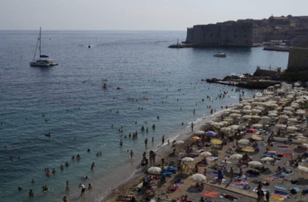52232_virus_outbreak_croatia_tourism_13824-cc794368f04947cc852b10130e889f0e-640x420.jpg More náhle stúplo o pol metra, chorvátske letovisko zažilo jav meteocunami