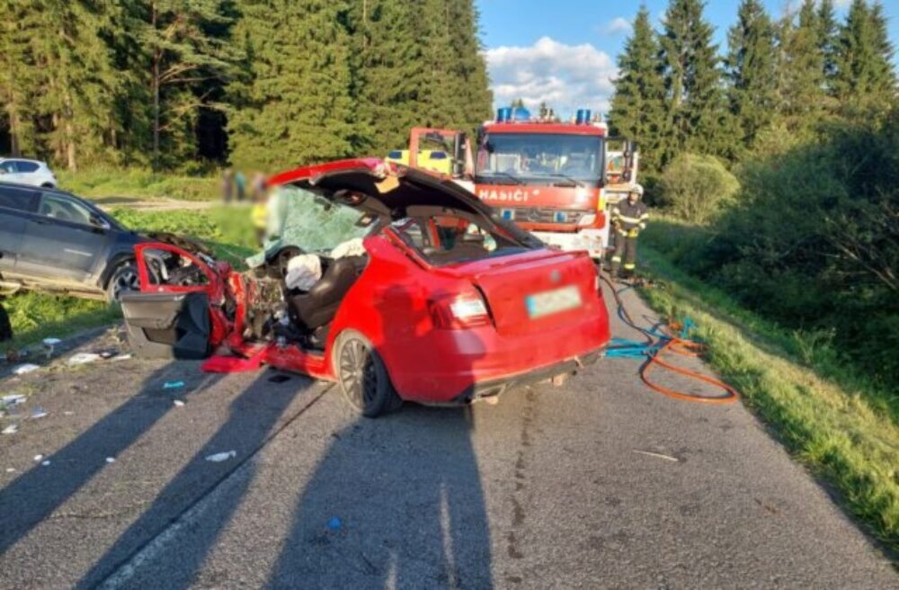 Hrôzostrašná nehoda medzi Oravskou Lesnou a Zákamenným, na mieste sa zrazili až tri autá – FOTO