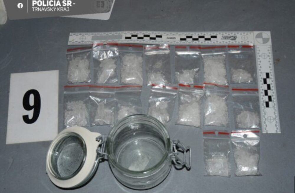 52398_529698762_1193984399441801_8516800584646463708_n-640x420.jpg Policajti zaistili viac ako 290 gramov pervitínu, páchateľom hrozí väzenie na 15 rokov
