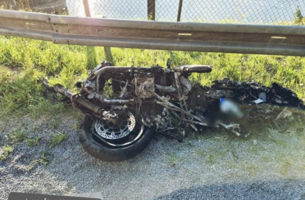 52792_zrazka-motocyklistu-s-autom-pri-hrinovej-640x420.jpg Motocyklista prešiel do protismeru a neprežil zrážku s autom – FOTO