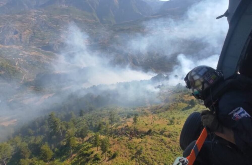 Slovenskí hasiči pomáhajú pri hasení požiarov v Albánsku, zasahuje aj náš vrtuľník – FOTO