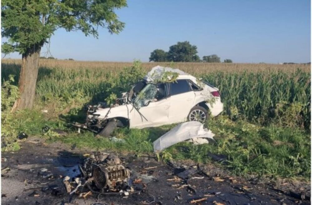 Mladý vodič neprežil náraz do stromu, motor skončil mimo vozidla – FOTO