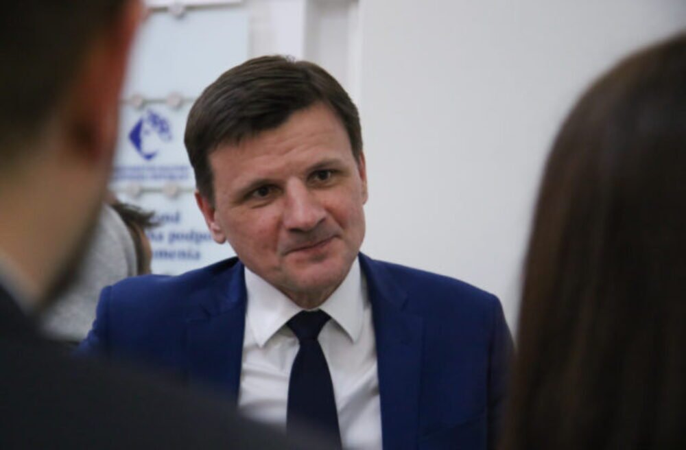 Hlina pozýva na netradičný beh, cieľom „Zlodejskej sedmičky“ je hacienda postavená z eurofondov – FOTO