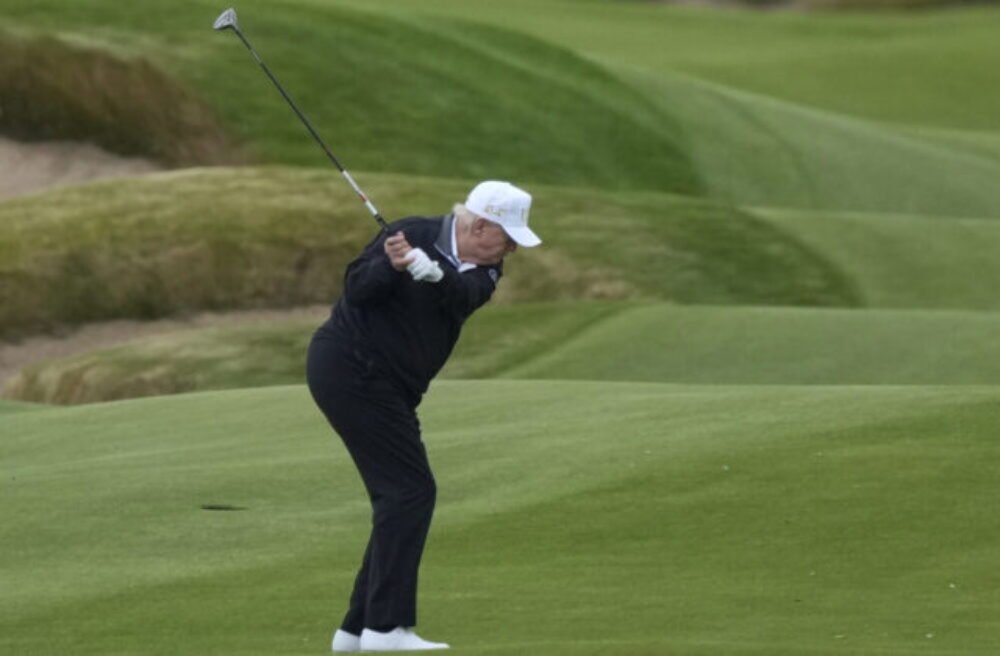 54740_trump_scotland_66250-640x420.jpg Zelenskyj daroval Trumpovi golfovú palicu vojaka, ktorý prišiel o nohu