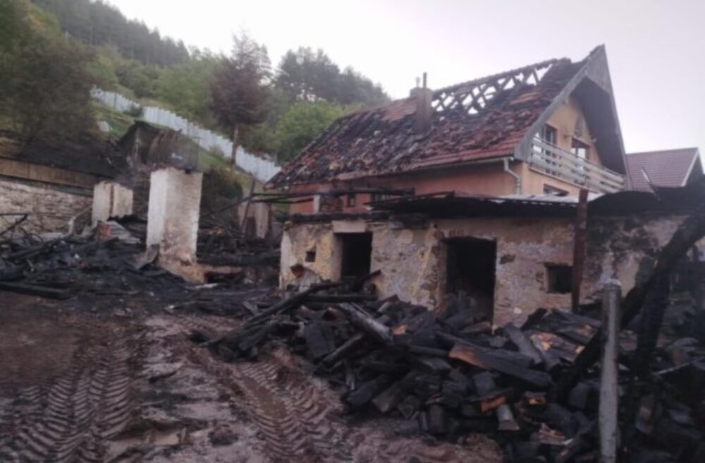 54875_zhoreny-dom-640x420.jpg Pri požiari v Hrišovciach zhorel dom aj tri stavby, škody presiahli 130-tisíc eur – FOTO