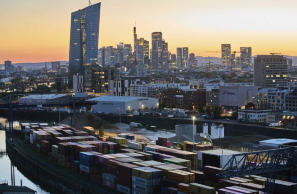 Podnikateľská aktivita v eurozóne stúpla na 15-mesačné maximum