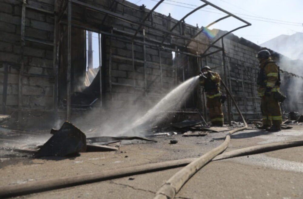 Závod v Mukačeve pri maďarských hraniciach po ruskom útoku stále horí