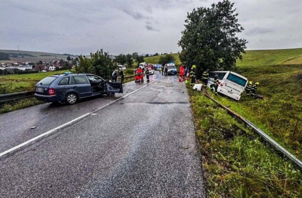 Na Spiši došlo k vážnej nehode auta a autobusu, cesta je obojsmerne neprejazdná – FOTO