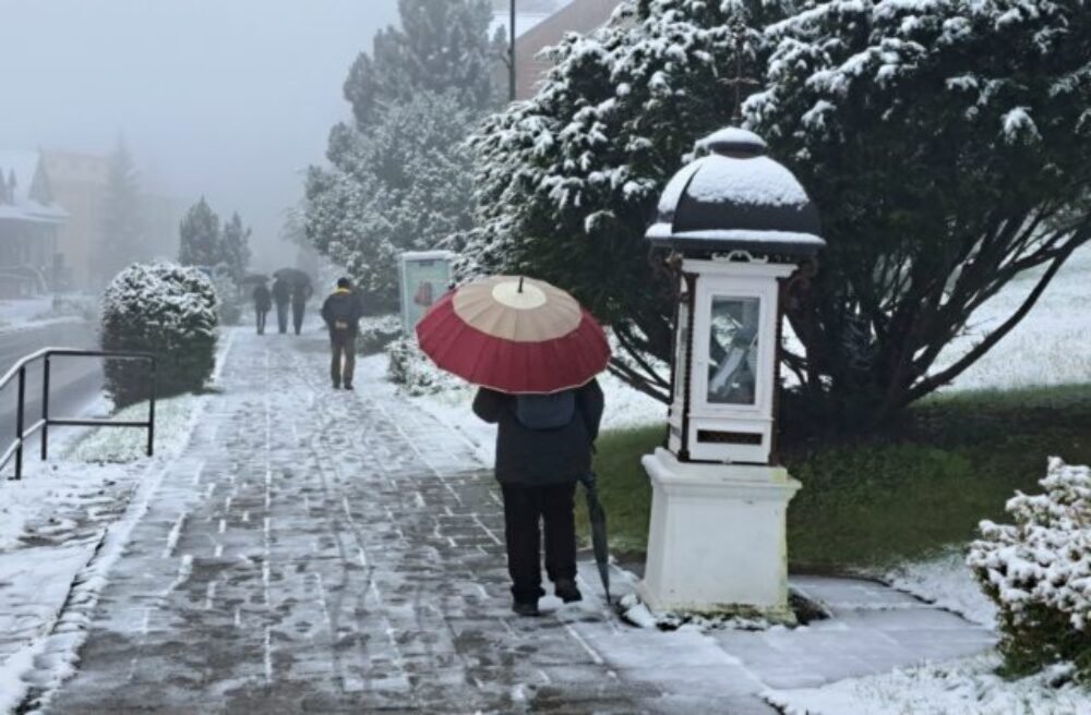 Prvý sneh v Tatrách prišiel nezvyčajne skoro. Na Lomnickom štíte namerali –6,5 °C a horské chaty sa zobudili do biela
