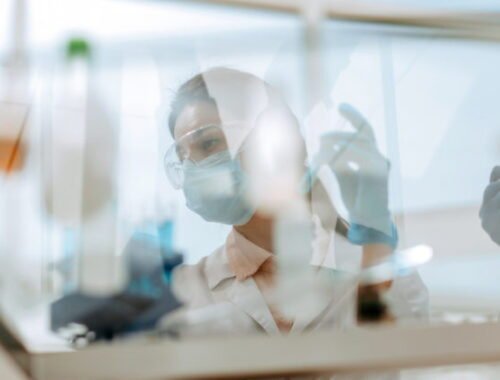 Slovensko v súťaži o mozgy výrazne zaostáva, modré karty využíva len okrajovo, upozorňuje analytička