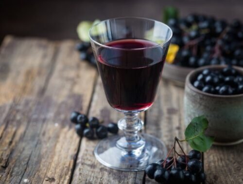 Arónia nie je len „trpká jarabina“: ukážem, ako z nej uvariť hodvábny sirup do čaju aj limonád a čo spraviť, aby neťahala za jazyk