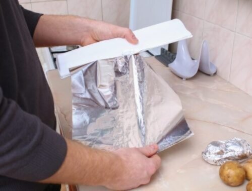 Zabudnite na celodenné odmrazovanie: s jedným hrncom a kúskom fólie zbavíte mrazničku ľadu za pár minút – bez vypínania zo zásuvky