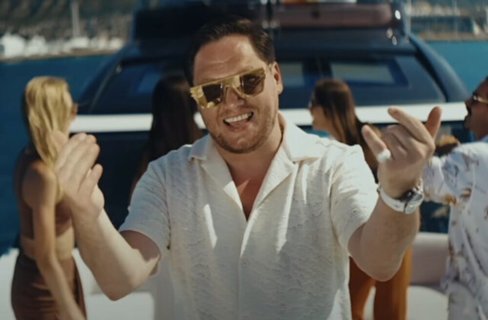 57486_benson-kmeto-640x420.jpg Igora Kmeťa ml. okradli na párty! Našťastie sa však jedná o scénu z videoklipu – VIDEO, FOTO