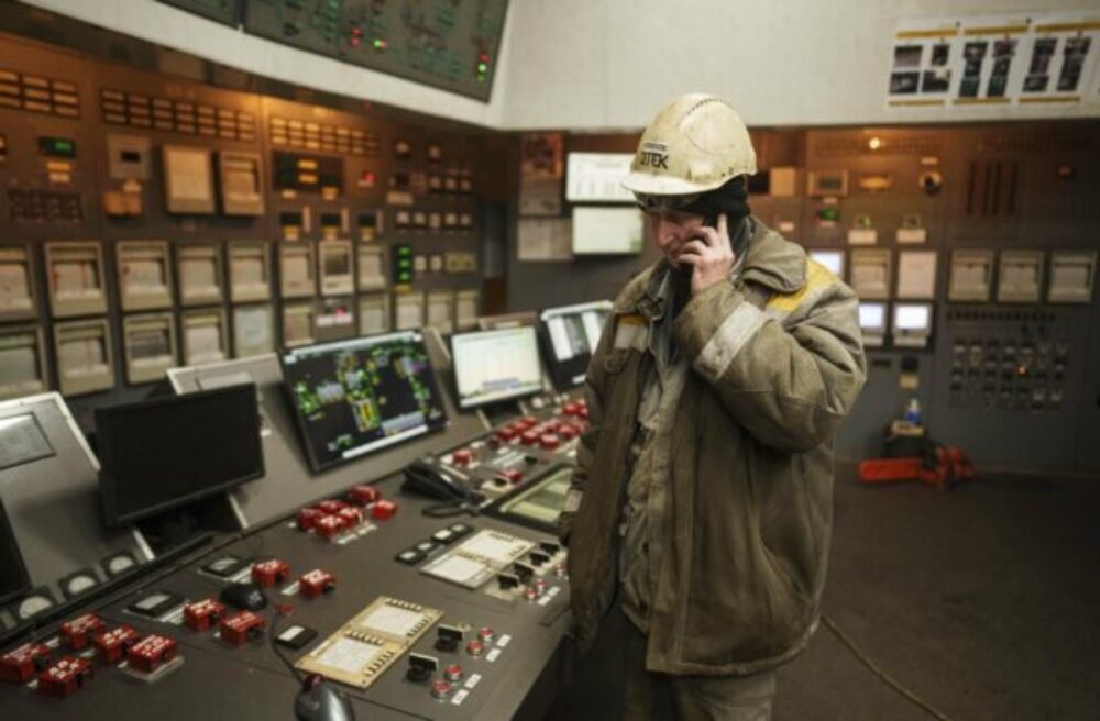 Dodávateľ elektriny varuje Ukrajincov, že na jeseň a v zime môžu zostávať bez prúdu