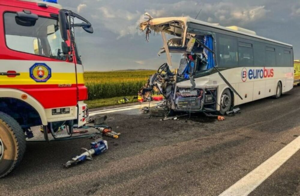 Vyšetrovanie tragickej nehody pri Drienovci pokračuje, vodič kamióna údajne dostal defekt