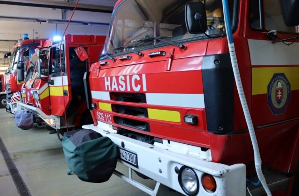 Hasiči zasahovali pri požiari v Staškove, mužovi vybuchla plynová bomba v rukách