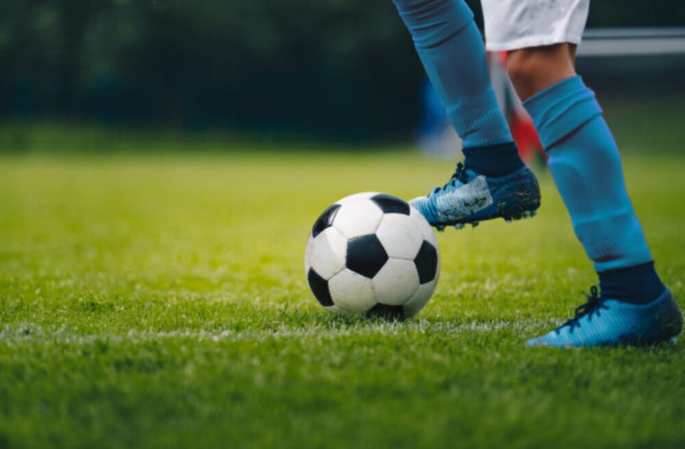 Futbalové legendy spolu s OZ Divé maky pomôžu s podporou rómskych futbalových talentov