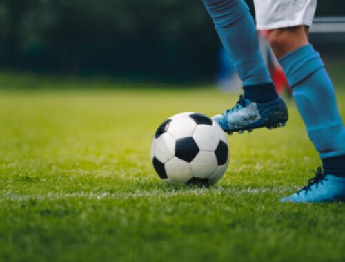 Futbalové legendy spolu s OZ Divé maky pomôžu s podporou rómskych futbalových talentov