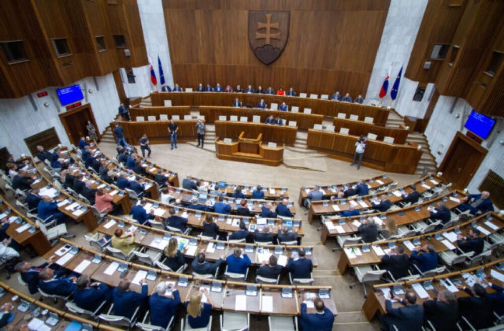 Hospodársky výbor Národnej rady SR schválil návrh na zmrazenie platov poslancov
