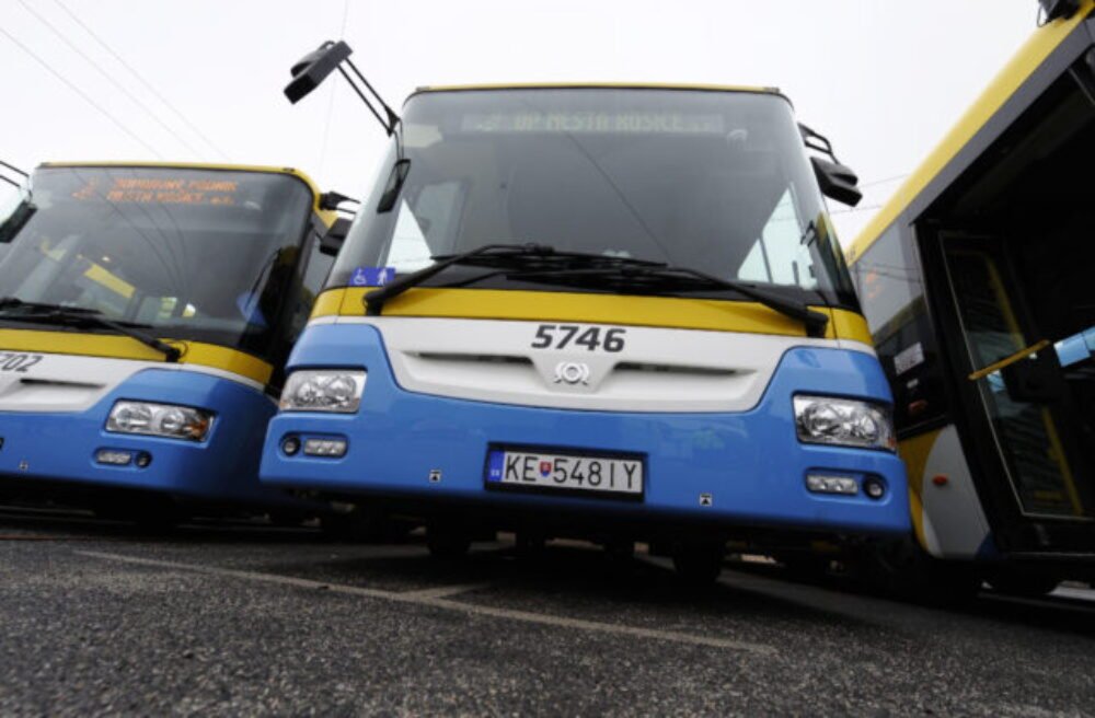 V Košiciach došlo k nehode autobusu MHD, vodič vyšiel na zvodidlá a narazil do stĺpa