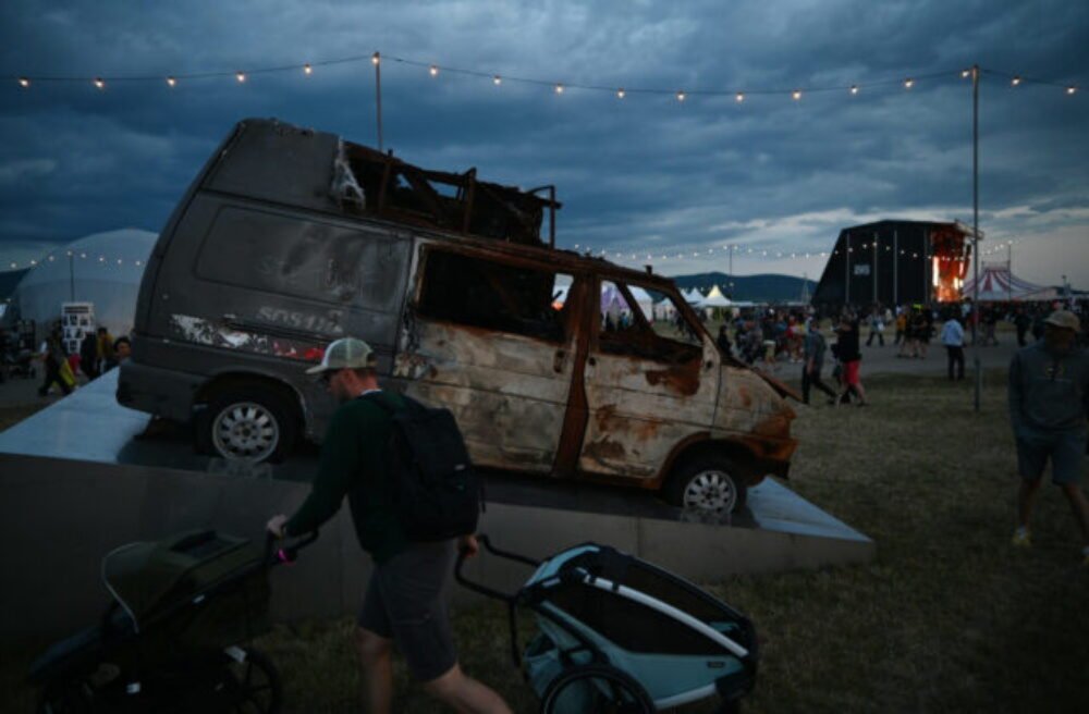 Historicky najväčší konvoj dobrovoľníkov doviezol na Ukrajinu 72 evakuačných sanitiek, zbierka pokračuje